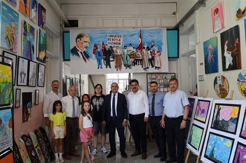 Kaymakamımız Sayın Mustafa CAN, Akhisar Bilim ve Sanat Merkezi'nin “Yıl sonu Resim Sergisi‘’ Açılışına katıldı