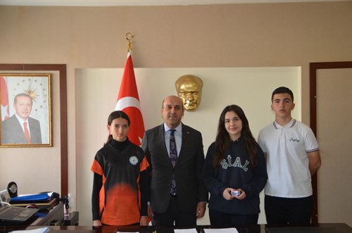 İlçemiz Okullarından Türkiye Geneli Derece Yapan Öğrencilerimiz Kaymakamımız Sayın Mustafa CAN Tarafından Ödüllendirildi